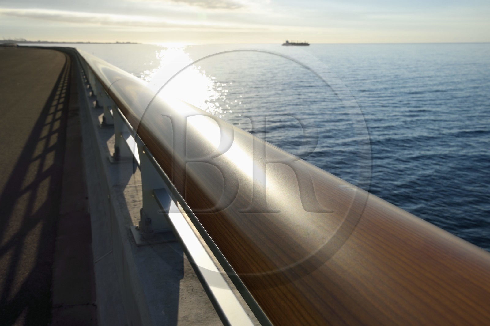 France, Ile de la Reunion, La Possession, la Nouvelle Route du Littoral (NRL), viaduc maritime long de 5,4 km entre la capitale Saint-Denis et le principal port de commerce à l’Ouest, la glissière de sécurité coté mer reprend le design des rambardes de bateau