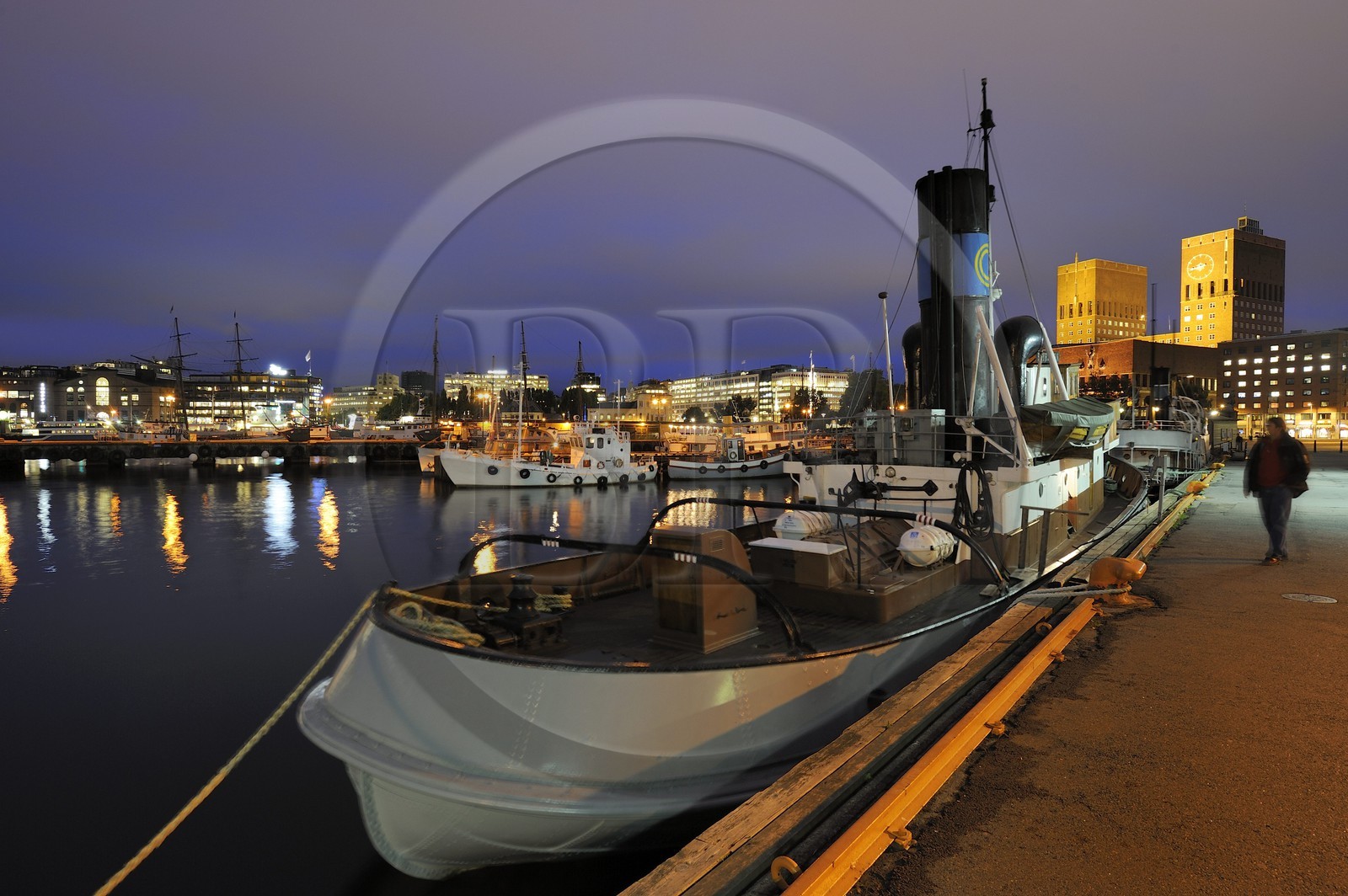 Norvège, Oslo, le port dominé par l'hôtel de Ville (Radhuset)