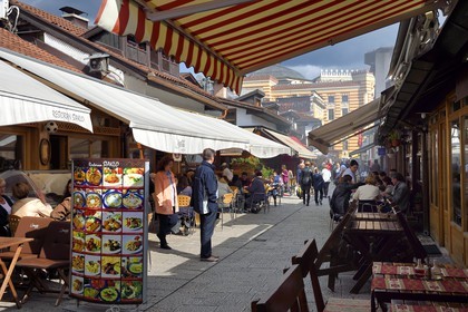 Bosnie-Herzégovine, Sarajevo, quartier de Bascarsija dans la vieille ville, la rue Bravadziluk célèbre pour ses restaurants de Burek et cevapi, la Bibliothèque Nationale et Universitaire en arrière plan