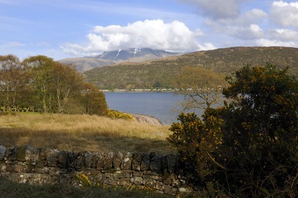 Royaume-Uni, Ecosse, région des Highlands, le Ben Nevis au bord du Loch Linnhe