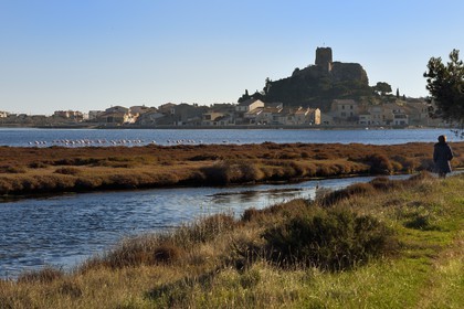 France, Aude (11), Narbonne, les Corbières, Gruissan, le vieux village et son château, forteresse militaire médiévale pour la surveillance côtière dominée par la tour Barberousse du XIIIe siècle