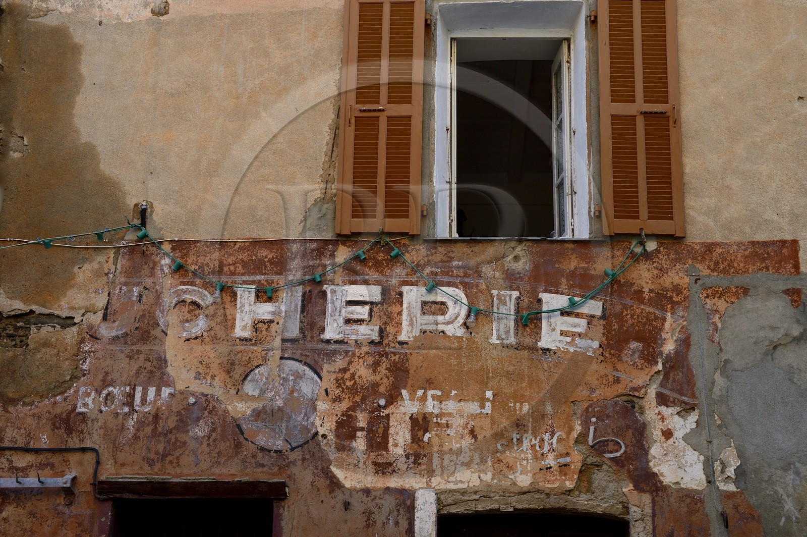 France, Haute-Corse (2B), Castagniccia, village de La Porta, ancienne boucherie dans la rue principale