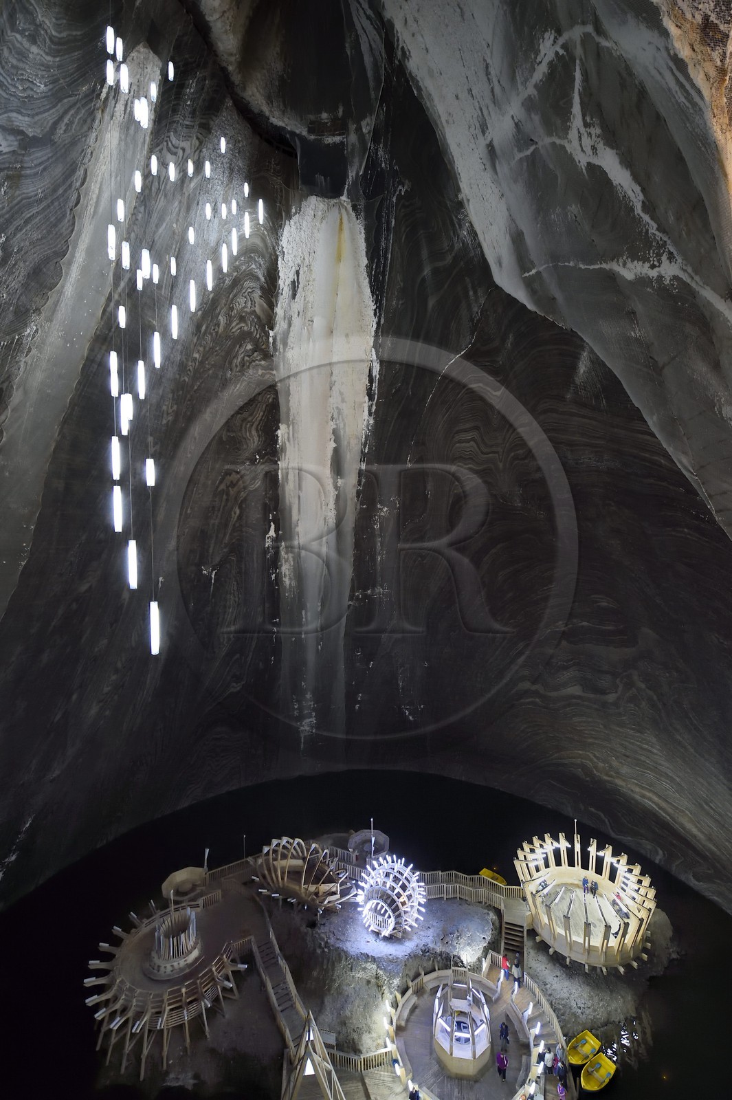 Roumanie, Transylvanie, région de Cluj, Turda, ancienne mine de sel de Turda dont l'exploitation a commencée à l'époque romaine, transformée en centre de loisirs et de santé, le lac souterrain