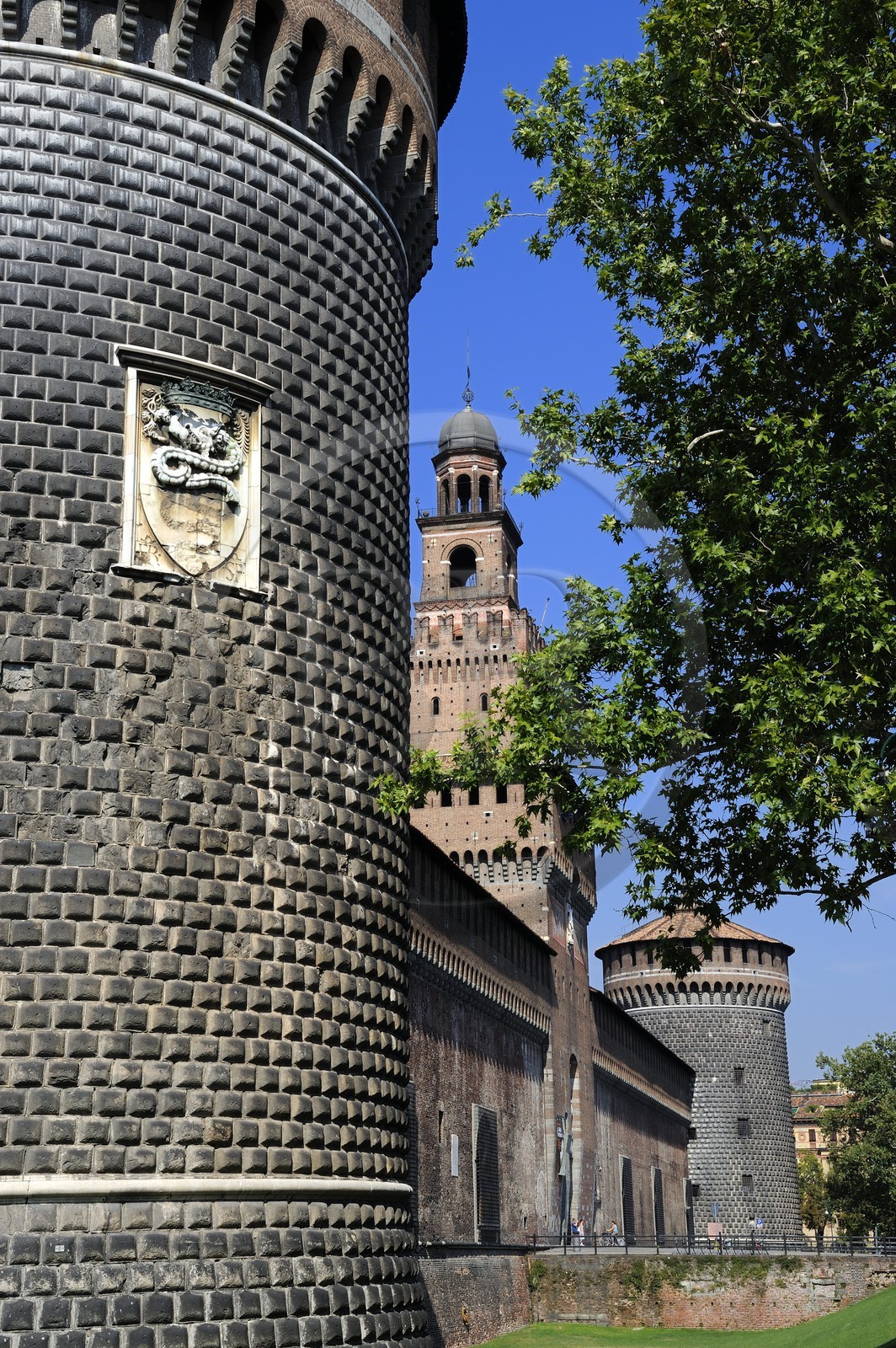 Italy, Lombardy, Milan, Castello Sforzesco (Sforza Castle), built in the 15th century by Duke of Milan Francesco Sforza, one of the two round towers which sheltered cisterns and the Torre del Filarete built by architect Antonio di Pietro Averlino (or Averulino) also known as Filarete