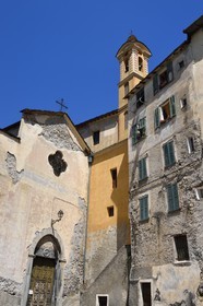 France, Alpes-Maritimes (06), vallée de la Roya (arrière-pays niçois), au pied du parc national du Mercantour, Saorge, l'église Saint-Sauveur à gauche et  la chapelle Saint-Jacques des Pénitents blancs à droite