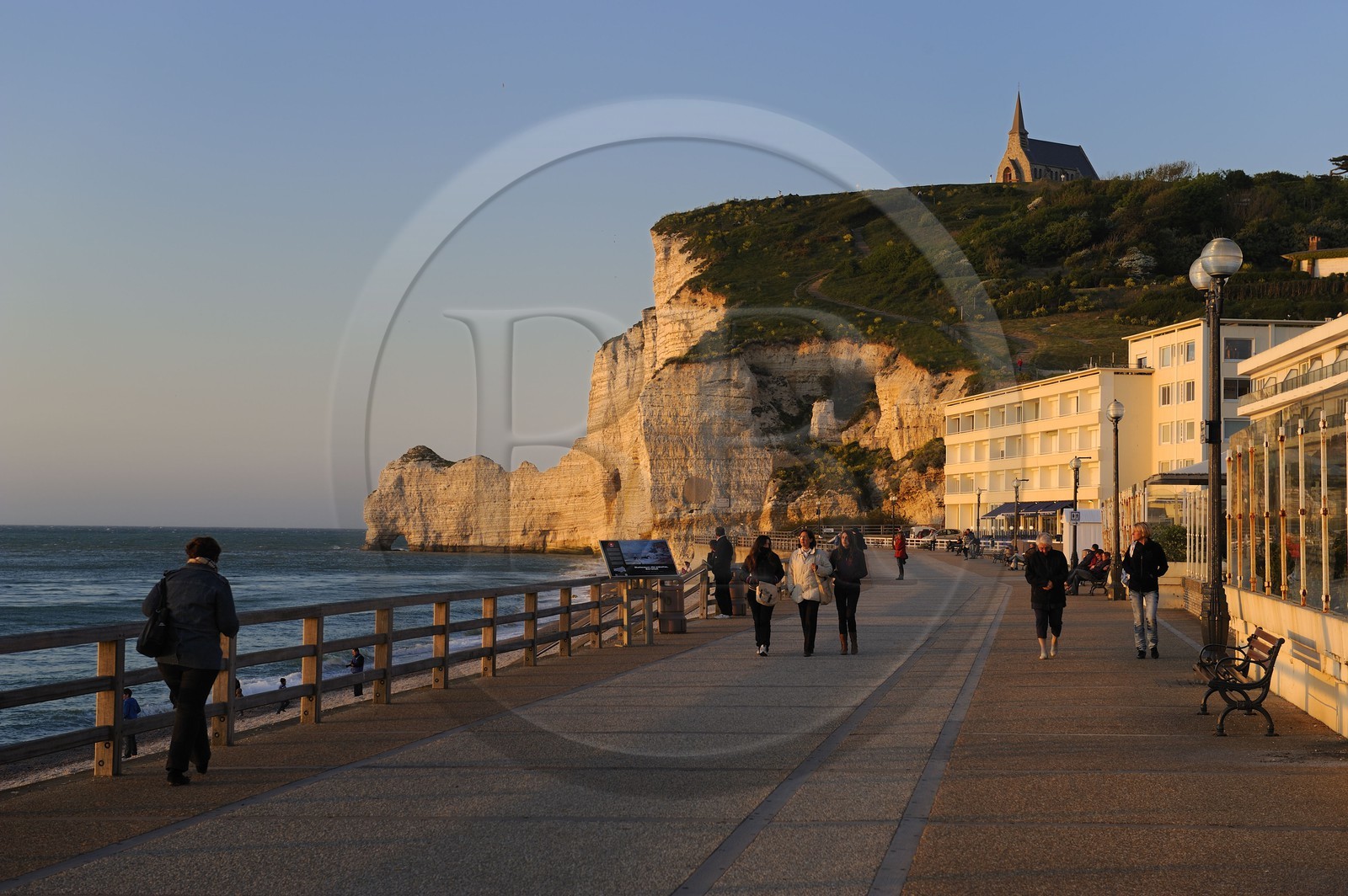 France, Seine-Maritime (76), Pays de Caux, Côte d'Albâtre, Etretat, la falaise d'Aval et l'église Notre-Dame-de-la-Garde