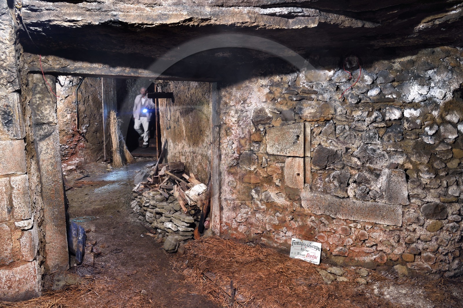 France, Puy-de-Dôme (63), Clermont-Ferrand, rue Pascal, membre de l'association ACAVIC (Amis des Caves du Vieux Clermont) dans les caves en tuf sur trois niveaux de l'Hotel Martial de Grandseigne, cave où le Saint-Nectaire était affiné