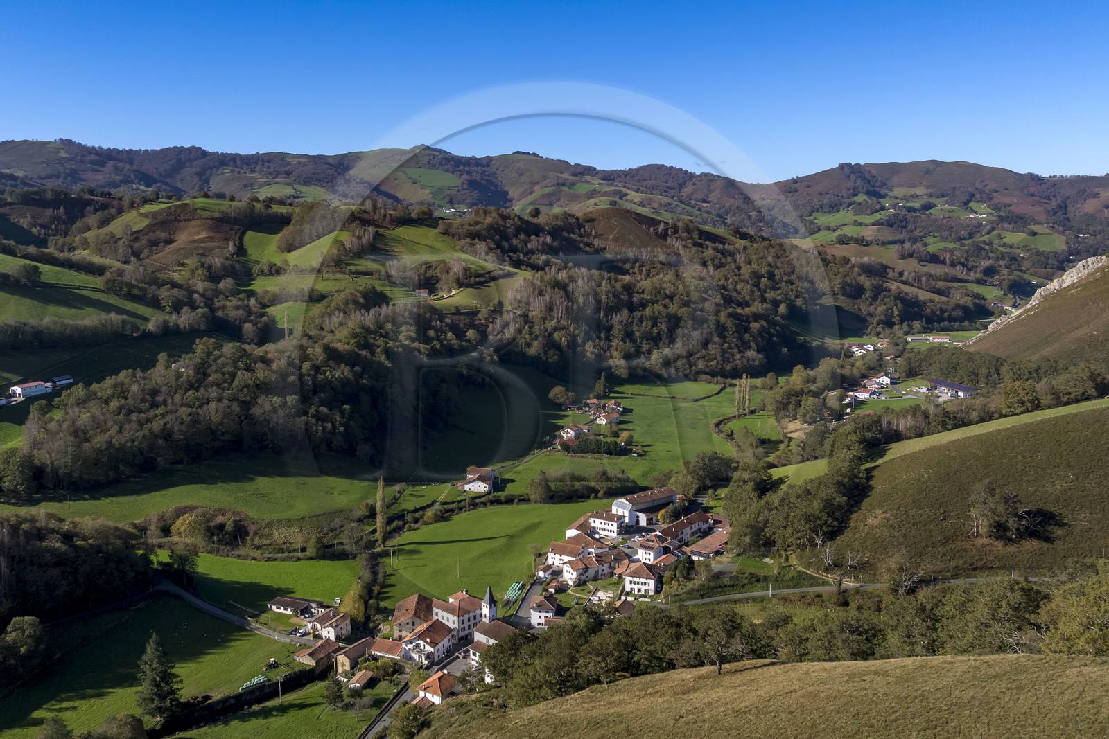 France, Pyrénées-Atlantiques (64), Pays-Basque, vallée des Aldudes, le village d'Urepel (vue aérienne)