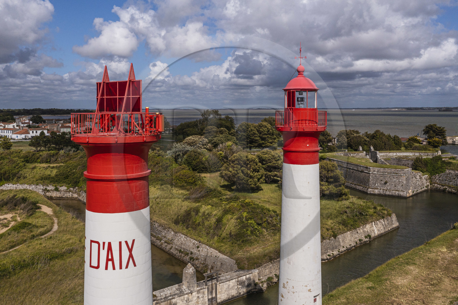 France, Charente-Maritime (17), Ile d'Aix, Fort de la Rade, phare de l'ile à deux tours construit en 1840 et fossés des fortifications en arrière plan (vue aérienne)