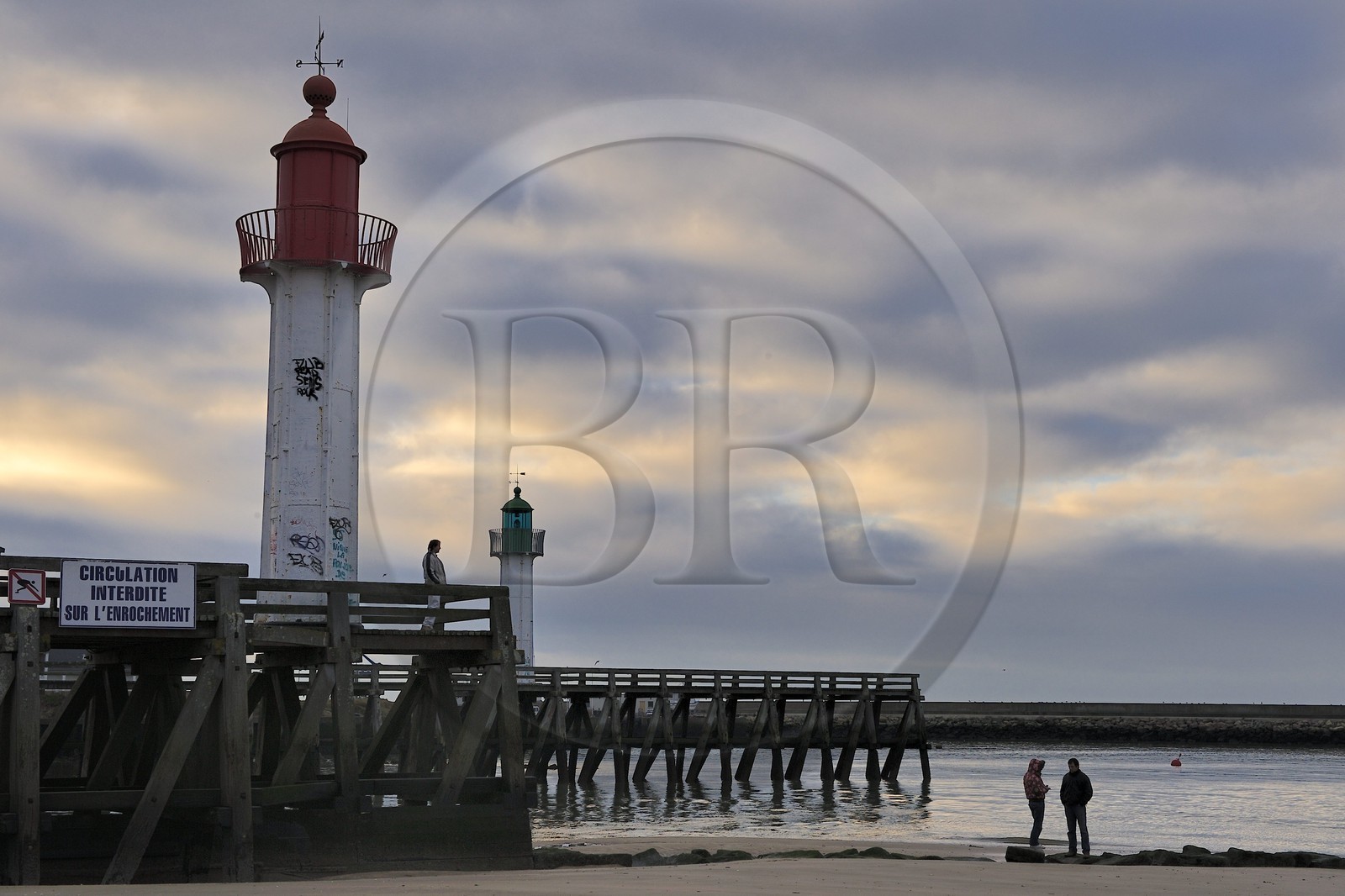 France, Calvados (14), Pays d'Auge, Trouville-sur-Mer, phares à la sortie du chenal du port et de la rivière Touques