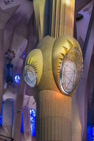Espagne, Catalogne, Barcelone, quartier de l'Eixample, basilique de la Sagrada Familia de l'architecte du modernisme catalan Antoni Gaudi classée Patrimoine Mondial de l'UNESCO, au dessus du noeud, les colonnes du vaisseau central (nef) se subdivisent en branches tel un arbre, éclairées par les projections chaudes des vitraux du coté de la facade de la Passion
