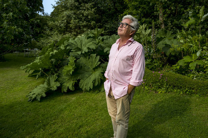 France, Finistère (29), Pays des Abers, Lannilis, l'artiste peintre Loic Madec devant son atelier de Prat-Ar-Coum en bordure de l'Aber Benoit
