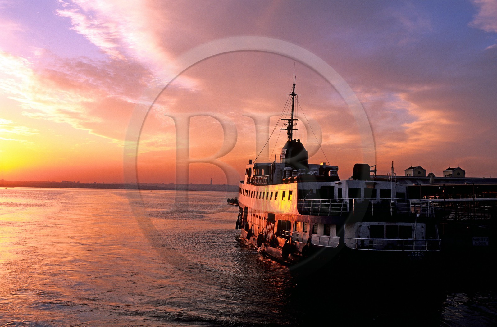 Portugal, Lisbon, Ferry crossing the Tagus