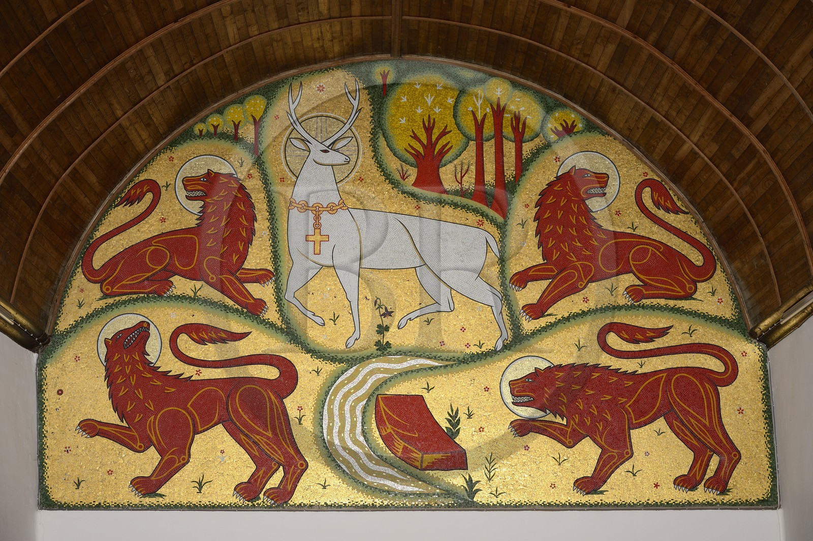 France, Morbihan (56), forêt de Brocéliande, Tréhorenteuc, église Sainte-Onenne ou la chapelle du Graal dédiée à la mythogie arthurienne, la mosaïque du Cerf blanc au collier d'or dessinée par Jean Delpech sur les indications de l'abbé Gillard