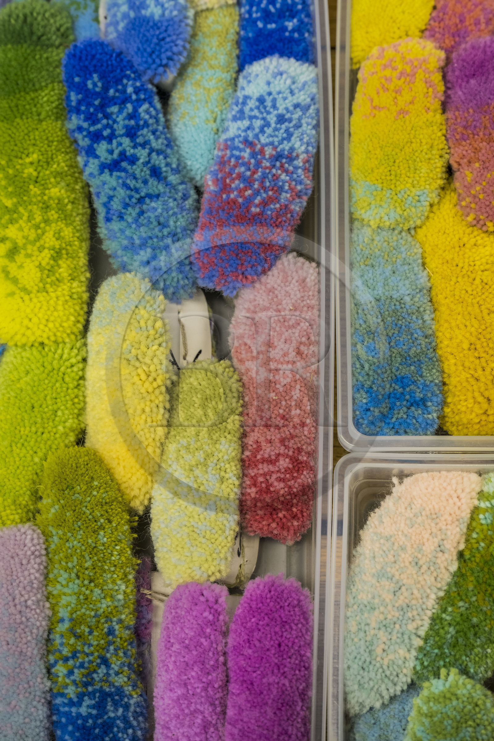 France, Hérault (34), Lodève, Manufacture de la Savonnerie unique annexe de la Manufacture Nationale de tapis de la Savonnerie des Gobelins, pompons échantillons de couleurs de laine