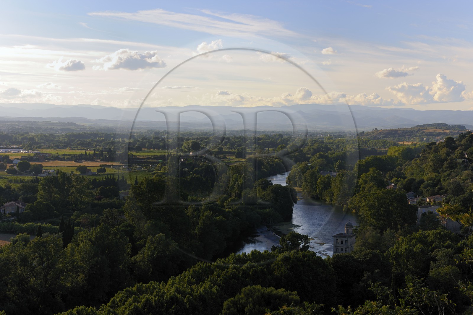 France, Hérault (34), Béziers, vue sur la rivière Orb depuis la cathédrale Saint-Nazaire et le massif du Caroux