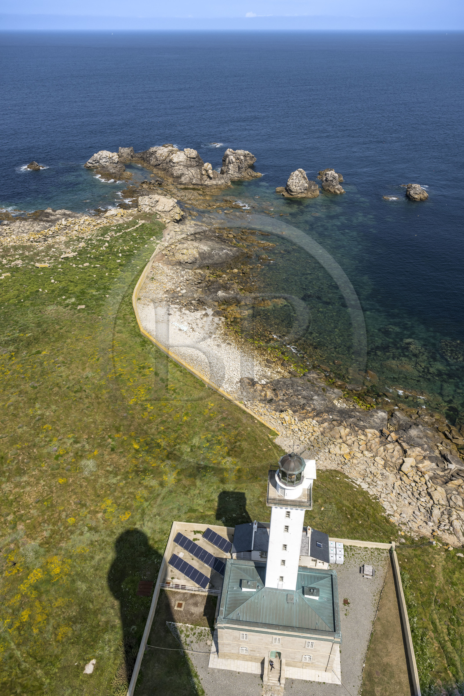 France, Finistère (29), Pays des Abers, Ile Vierge, le phare de l'Ile Vierge, l'ancien phare de 1845 vu du sommet du grand phare