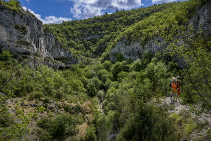 France, Vaucluse, Mont Ventoux Regional Natural Park, Monieux, Gorges de La Nesque, Hikers descending a trail towards the canyon floor