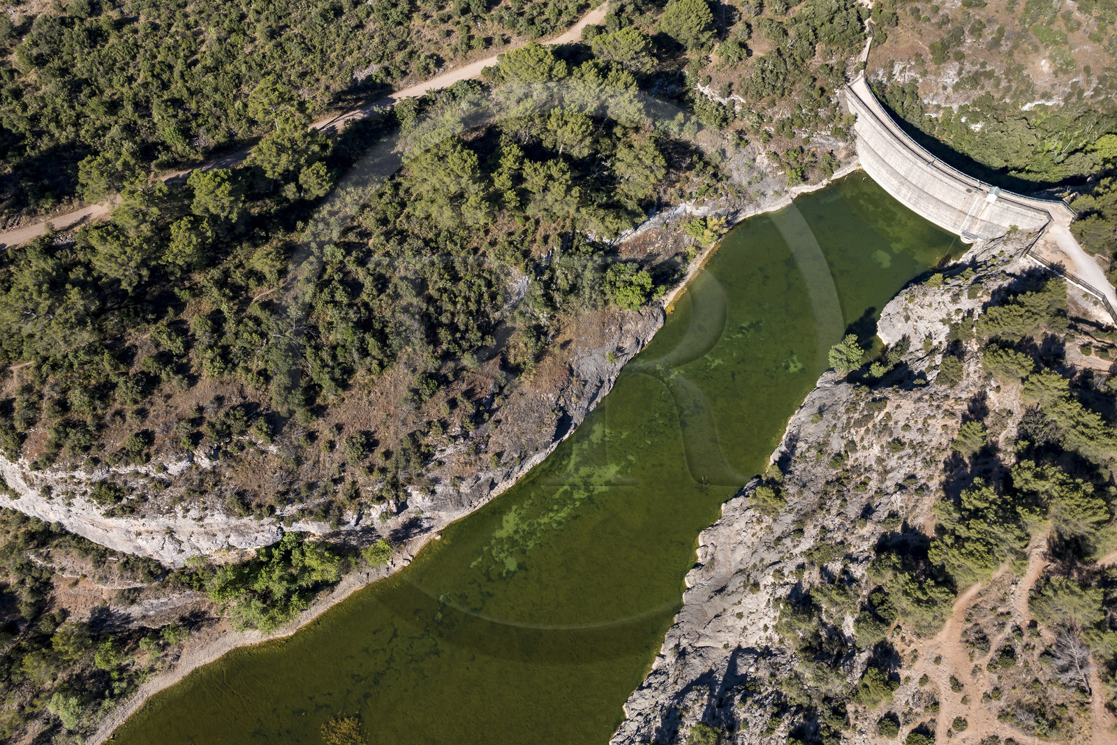 France, Bouches-du-Rhône (13), Aix en Provence, plateau de Bibemus, le barrage Zola (Cézanne y a peint la série des Baigneurs) et la montagne Sainte Victoire en arrière plan (vue aérienne)