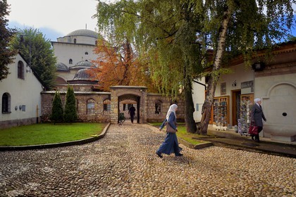 Bosnie-Herzégovine, Sarajevo, quartier de Bascarsija dans la vieille ville, la Mosquée de Gazi Husrev-beg (Gazi Husrevbegova dzamija en bosniaque) vue depuis la médersa, Tour de l'horloge