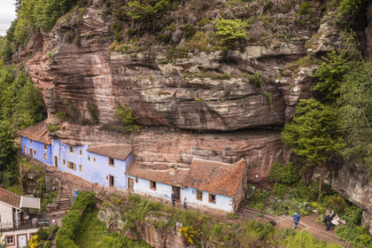 France, Bas-Rhin (67), Parc Naturel régional des Vosges du Nord, Eschbourg, Maisons des Rochers de Graufthal, habitations semi-troglodytiques du XVIIIe siècle et habitées jusqu'en 1958 (vue aérienne)