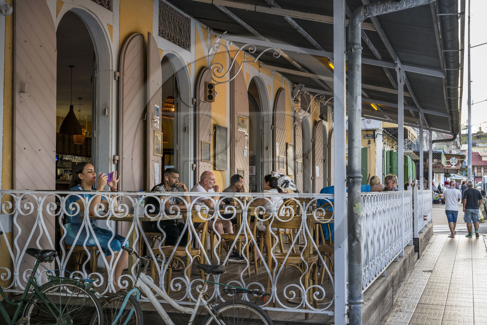 France, Guyane, Cayenne, place des Palmistes, immeuble de style colonial construit en 1890, ancienne Maison Thémire abritant l'hôtel et le bar Les Palmistes