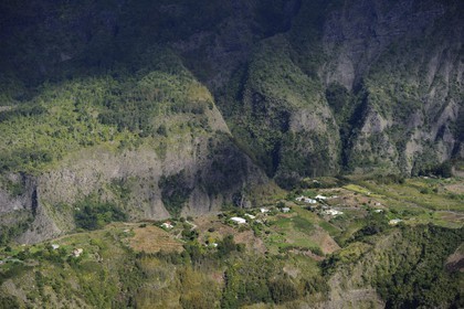 France, Ile de la Reunion, le cirque de Cilaos, classé Patrimoine Mondial de l'UNESCO, l'extrémité du petit village perché de Ilet à Cordes (vue aérienne)