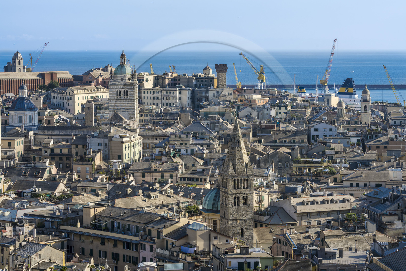 Italie, Ligurie, Gênes, la Basilique Santa Maria delle Vigne et la cathédrale (Cattedrale di San Lorenzo) en arrière plan