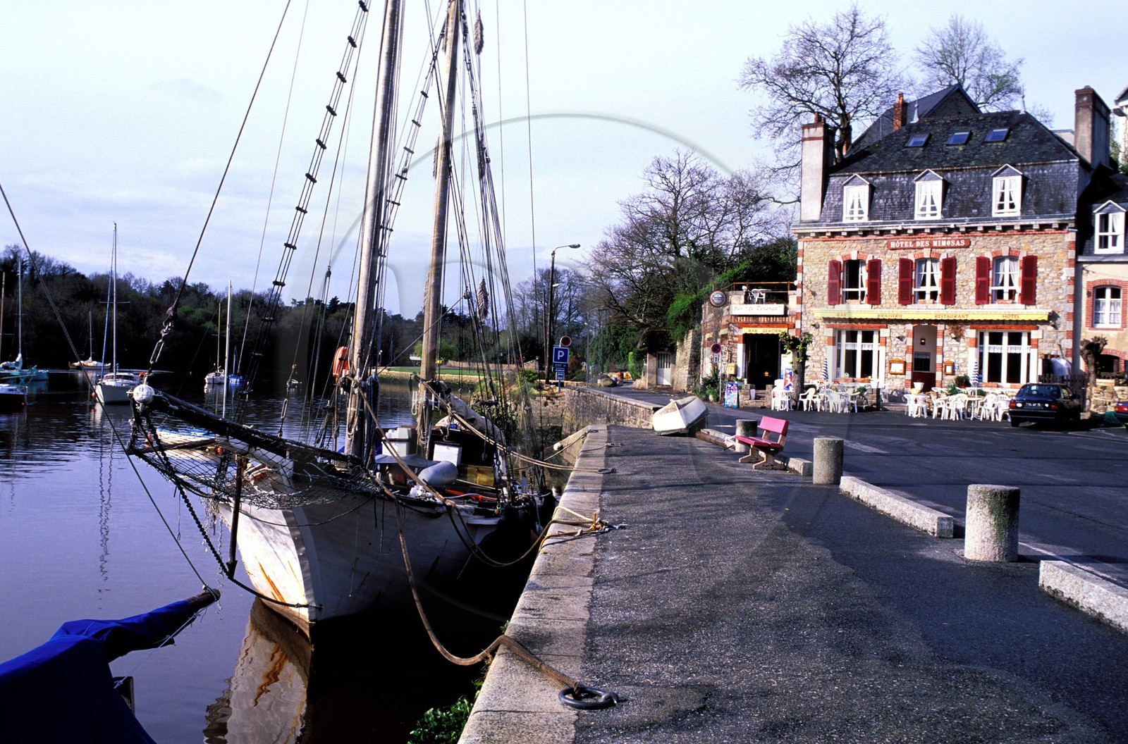 France, Finistère (29), Pont-Aven, petit port au bord de l' Aven