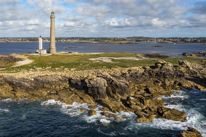 France, Finistère (29), Pays des Abers, Ile Vierge dans l'archipel de Lilia, le phare de l'Ile Vierge, le plus haut phare d'Europe avec 82,5 mètres, et l'ancien phare de 1845 (vue aérienne)