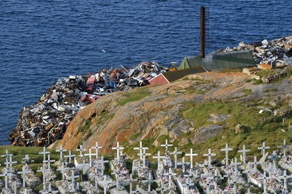 Groenland, cote ouest, baie de Baffin, Upernavik, le cimetière surplombe la décharge