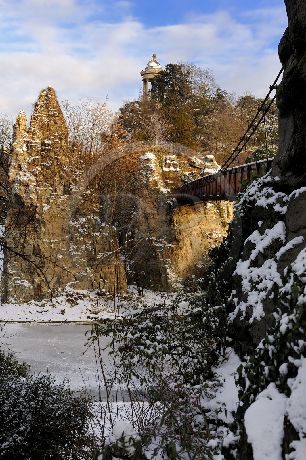 France, Paris (75), parc des Buttes Chaumont sous la neige, l'île du parc surmontée du temple de la Sibylle construit en 1869 par l'architecte Gabriel Davioud