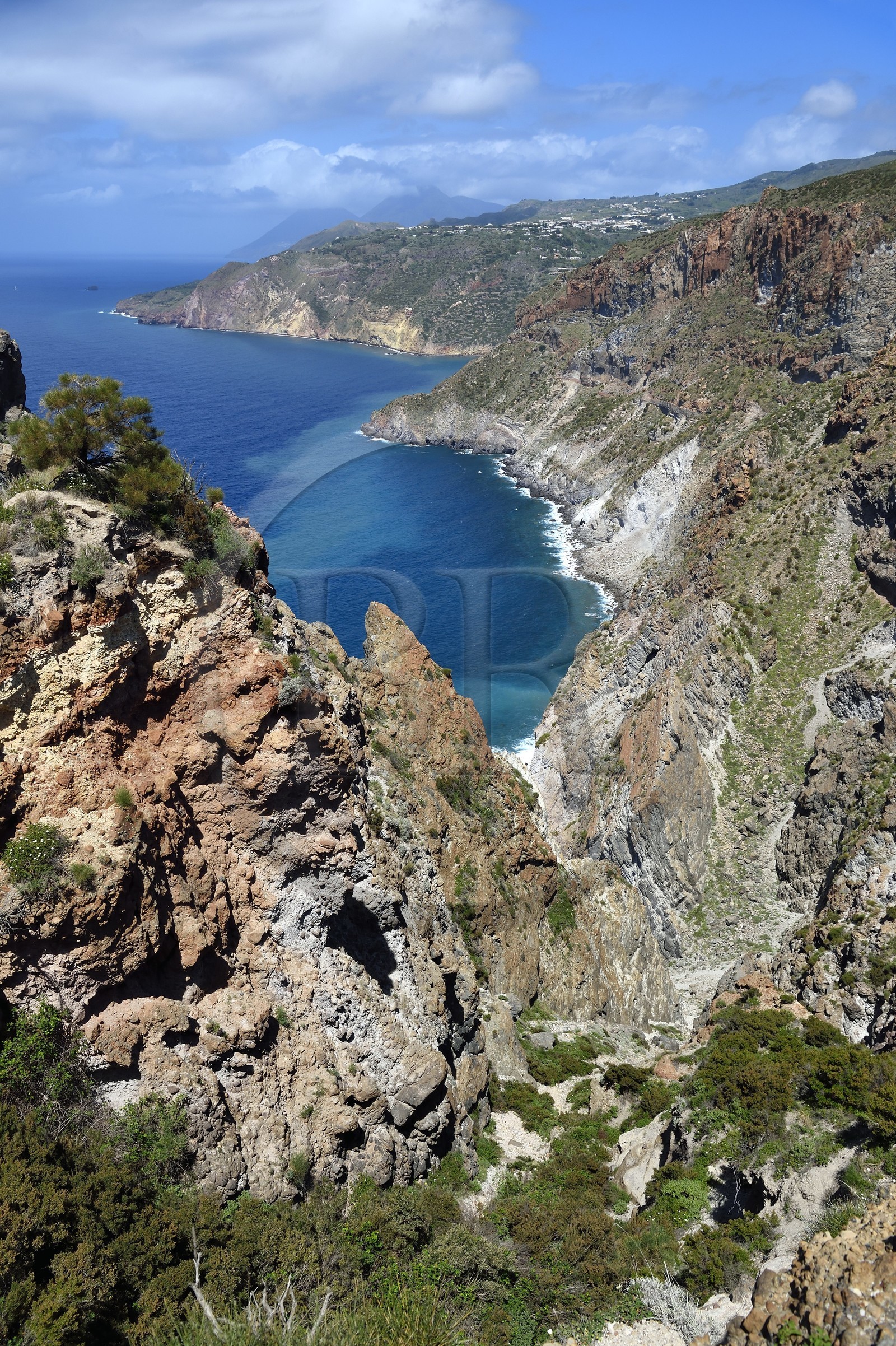 Italie, Sicile, iles Eoliennes, classées Patrimoine Mondial de l'UNESCO, Ile de Lipari, hautes falaises de la cote Sud-Ouest