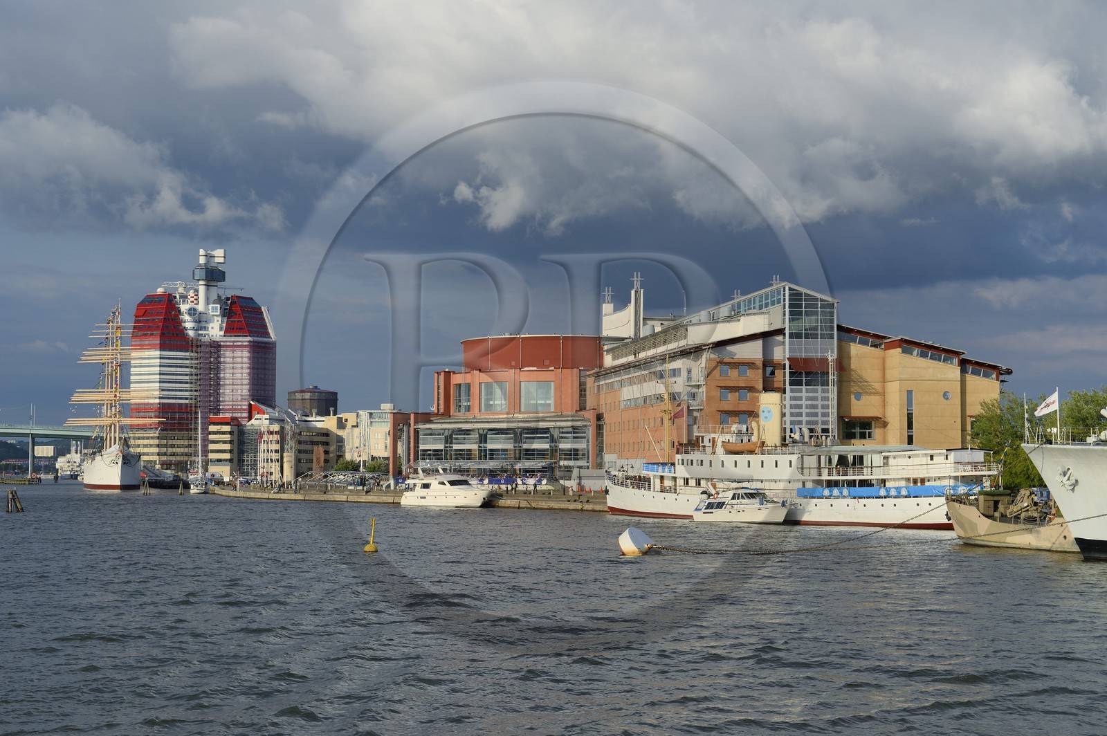 Suède, Västra Götaland, Göteborg (Gothenburg), le gratte-ciel Götheborgs-utkiken avec le voilier Viking sur les quais du bassin Lilla bommens hamm et l'opera à droite en bordure du port