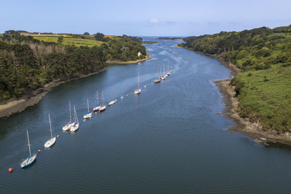 France, Finistère (29), Pays des Abers, Aber Wrac'h, Plouguerneau, mouillage de voiliers près de la cale de Paluden (vue aérienne)