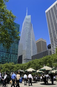 Etats-Unis, New York, Manhattan, Midtown, Bank of America Tower (2009) sur la 42nd Street et 6th Avenue depuis Bryant Park