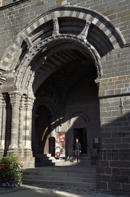 France, Haute-Loire (43), Le Puy-en-Velay, étape des chemins de Compostelle, la cathédrale Notre-Dame-de-l'Annonciation du XIIe siècle classée Patrimoine Mondial de l'UNESCO, l’abbé Nicolas Pourrat, chapelain de la cathédrale, sous le porche du For