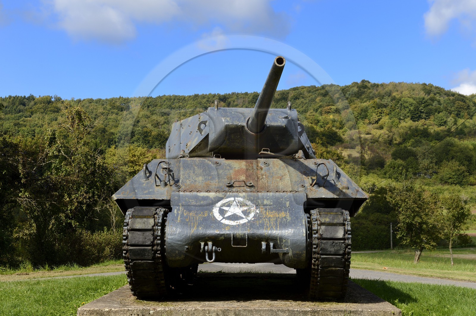 France, Moselle (57), Veckring, Ligne Maginot, tank américain devant la colline de la forteresse du Hackenberg