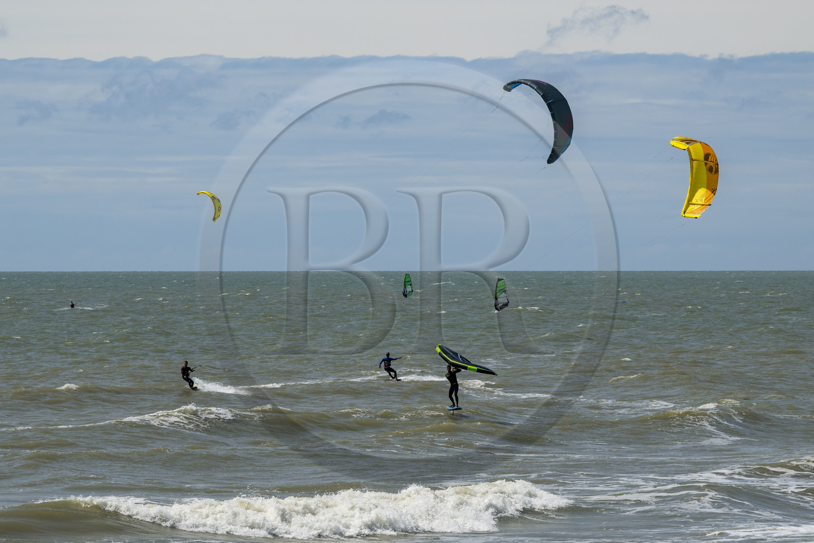 France, Vendée (85), Saint-Jean-de-Monts, wingfoil et kitesurf