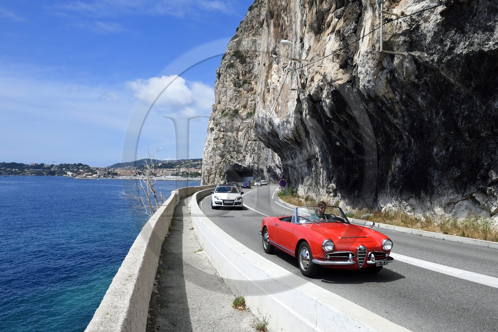 France, Alpes-Maritimes (06), Eze-sur-Mer, Alfa Romeo Giulietta décapotable de collection sur la route de la Basse Corniche à la hauteur du Cap Roux