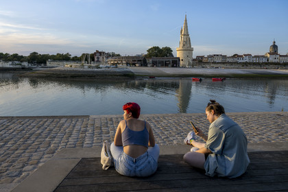 France, Charente-Maritime (17), La Rochelle, à l'entrée Vieux Port, la tour de la Lanterne