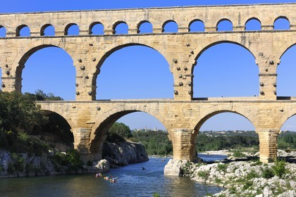 France, Gard (30), le Pont du Gard classé Patrimoine Mondial de l'UNESCO, aqueduc romain qui enjambe le Gardon, descente en canoë-kayak du Gardon