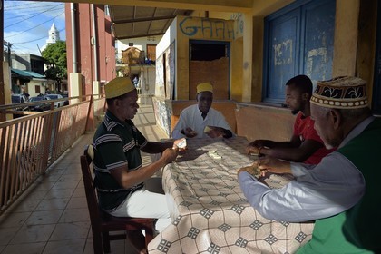 France, Ile de Mayotte, Grande-Terre, Sada, joueurs de dominos portant un kofia brodé, chapeau traditionnel comorien