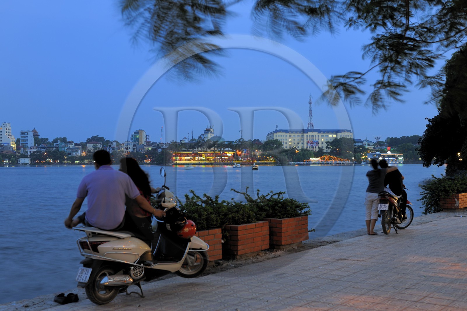 Vietnam, Hanoï, couples d'amoureux au lac Truc Bach