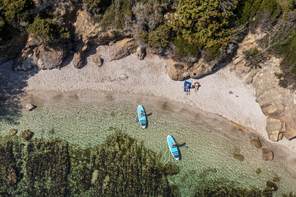 France, Var (83), Six-Fours-les-Plages, Ile des Embiez, plage du Coucoussa, le champion de windsurf Freestyle Adrien Bosson en randonnée aquatique sur un paddle (vue aérienne)