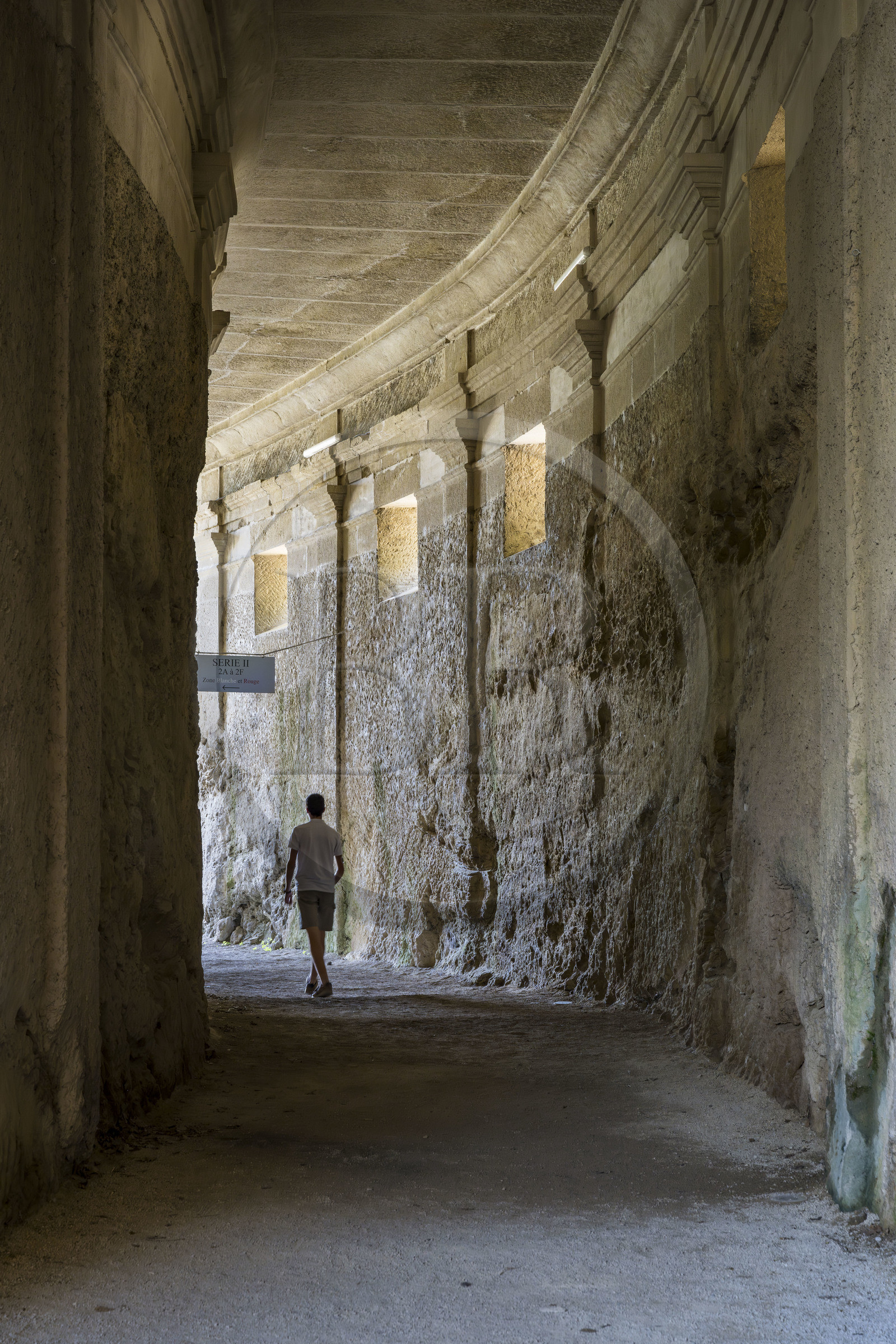 France, Vaucluse (84), Vaison-la-Romaine, site archéologique de Puymin, le theatre antique (Ier siècle) creusé partiellement dans la roche de la colline, l'ambulatre galerie arrière