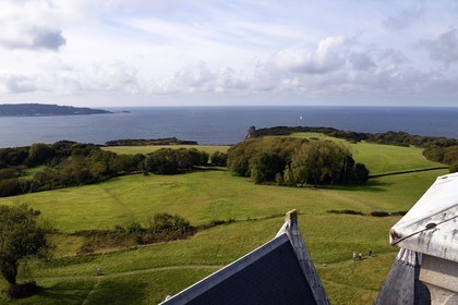 France, Pyrénées-Atlantiques (64), la côte du Pays-Basque, Hendaye, chateau d'Abbadia construit en 1870 par Eugène Viollet-le-Duc pour Antoine d'Abbadie d'Arrast, la pointe Sainte-Anne