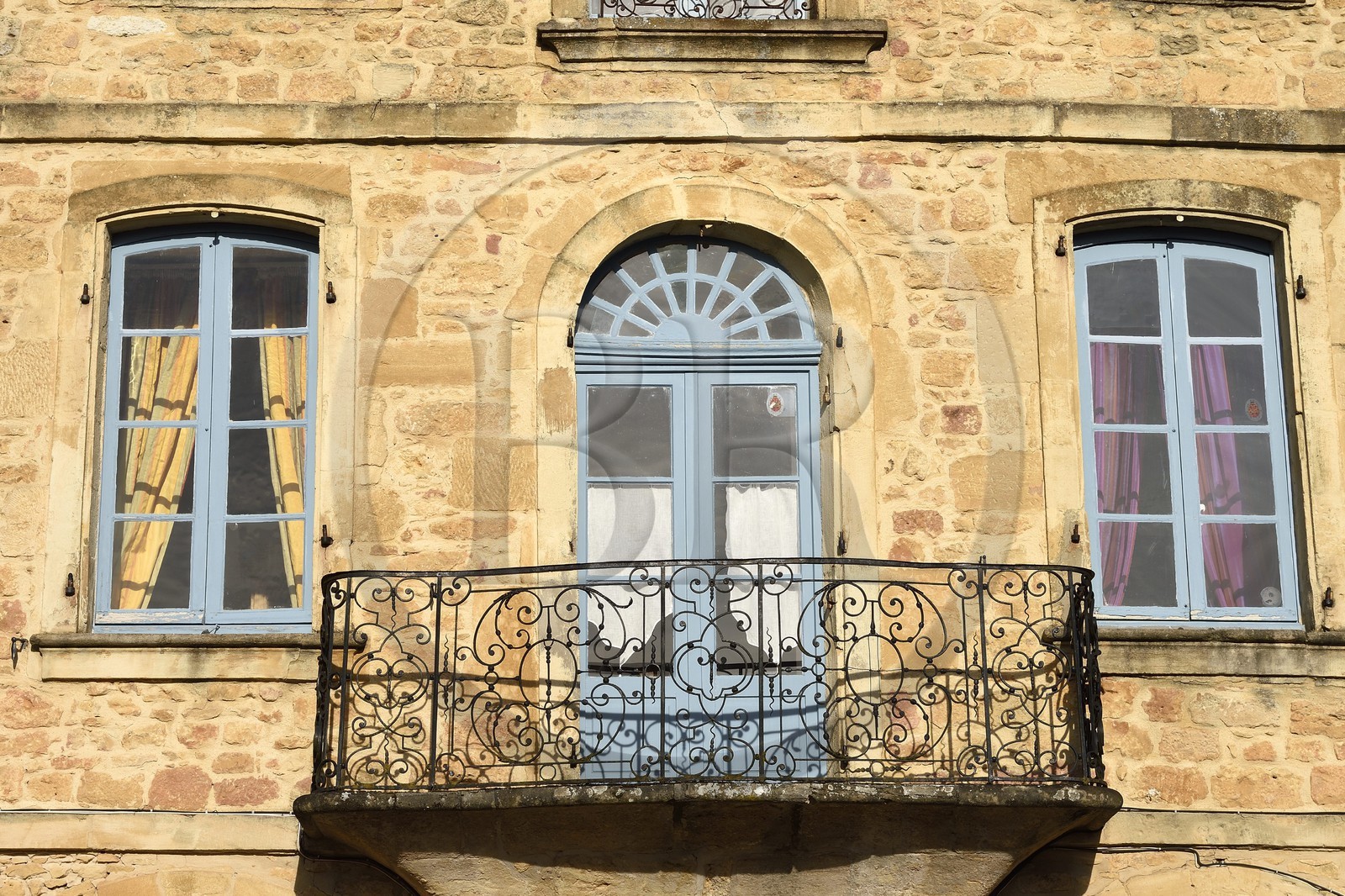 France, Dordogne (24), Périgord Noir, Belvès, labellisé Les Plus Beaux Villages de France, facade de maison sur la place d'Armes