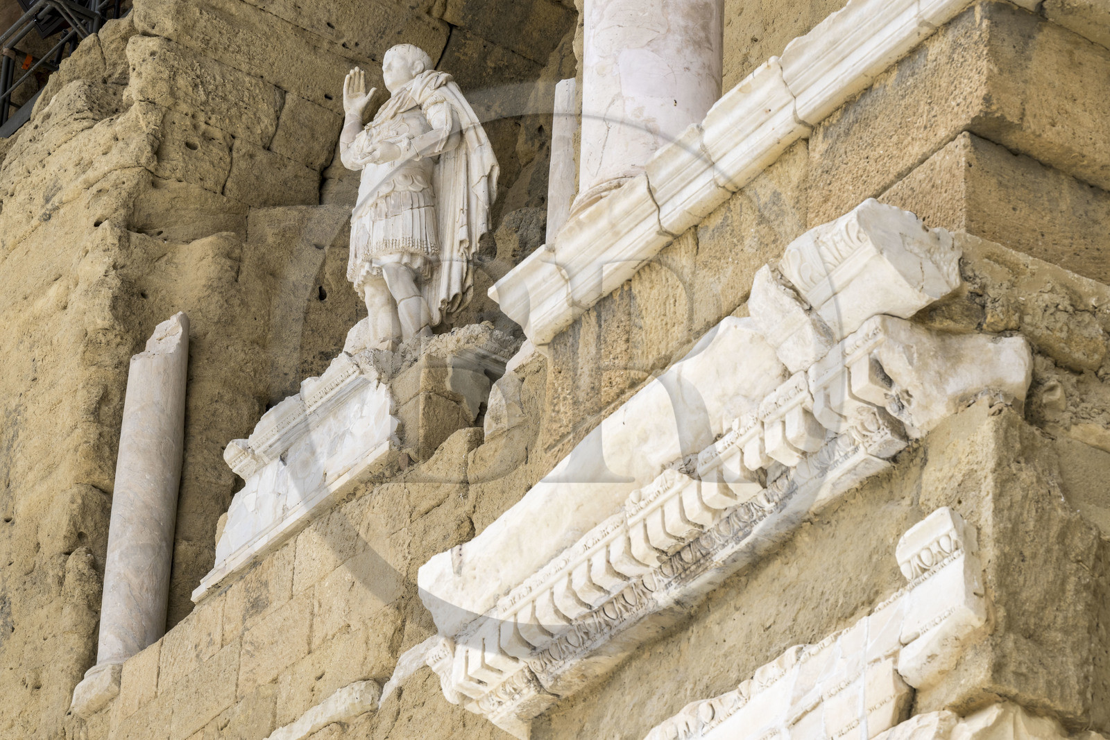 France, Vaucluse (84), Orange, le théatre antique classé Patrimoine Mondial de l'UNESCO, construit sous le règne d'Auguste au Ier siècle, la niche du mur de scène abrite une statue colossale dite de l'empereur Auguste de 3,50 m de haut dont la tête n'est pas d'origine