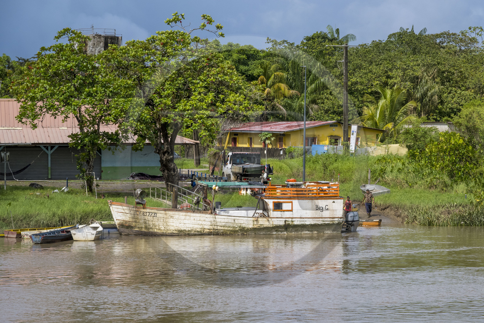 France, Guyane, Iracoubo, bateau faisant du transport de marchandises sur le fleuve Iracoubo